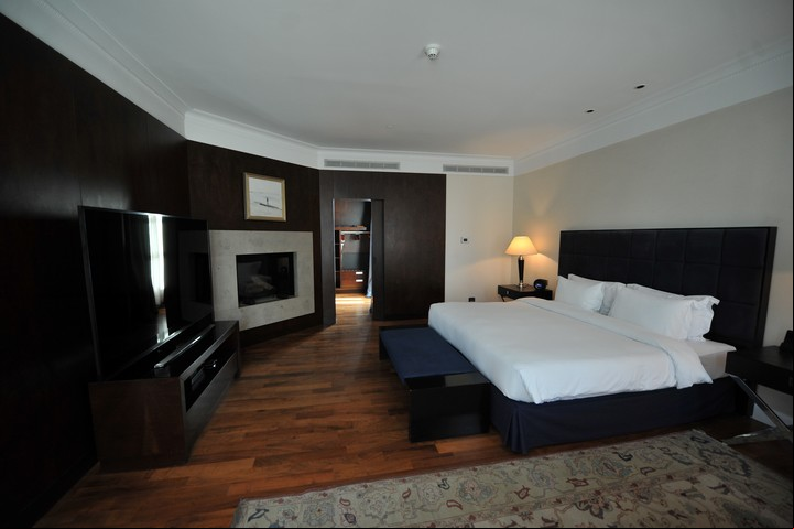 El dormitorio de la Suite Duhau presenta un diseño moderno. (Foto Lucia Merle)