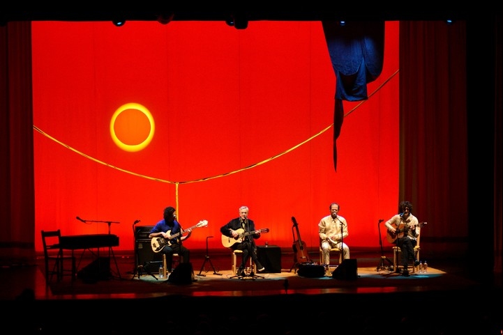 Caetano Veloso y sus hijos Moreno, Tom y Zeca en el Gran Rex en la primera de sus dos presentaciones en septiembre de 2019. Foto: Mono Gómez