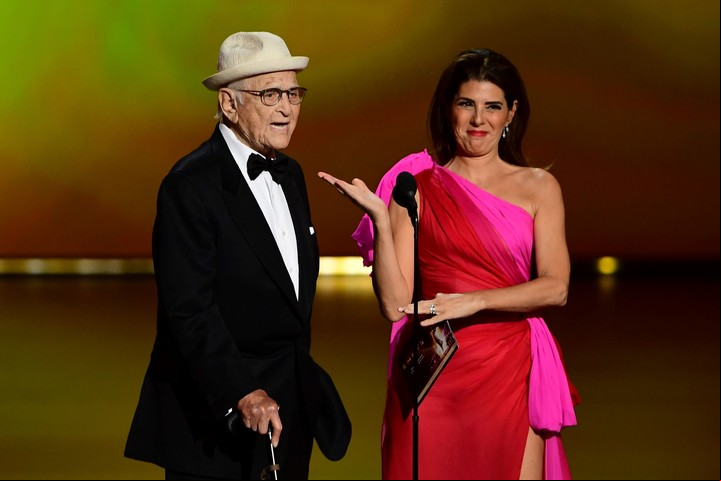 La actriz Marisa Tomei, con un vestido asimétrico en rosa y rojo (Photo by FREDERIC J. BROWN / AFP).