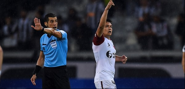 El soberbio gesto técnico de El Pulga Rodríguez en el último penal de Colón