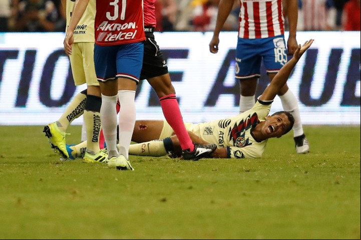 Giovani dos Santos recibe una tremenda patada de Antonio Briseño. Foto: AP