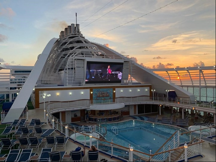 Películas y ocaso, junto a la piscina y los jacuzzis.
