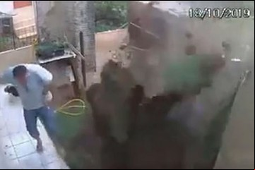 Quería matar unas cucarachas y terminó haciendo explotar su jardín