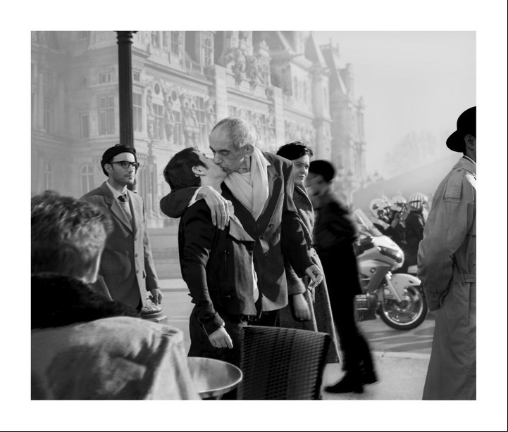 "El beso". La fotógrafa sa Catherine Balet recrea la célebre foto de Robert Doisneau, con Martínez Paz como protagonista.
