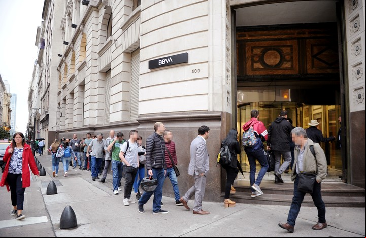Tras las PASO DE 2019, la gente hizo colas en los bancos para retirar sus dólares. La corrida luego se calmó, pero casi todo lo extraído quedó en el "colchón". (Foto: Juano Tesone/Archivo)