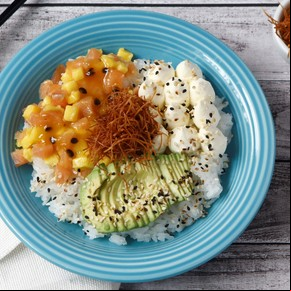 Poke bowl con salmón