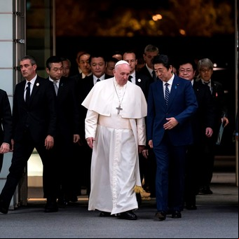 El papa Francisco expresó su profunda tristeza por el asesinato "sin sentido" de Shinzo Abe