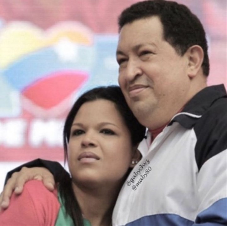 María Gabriela Chávez, junto a su padre.