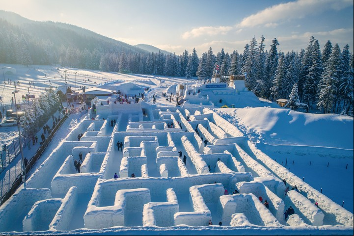 La acogedora y pequeña ciudad de Zakopane, Polonia, es más que un destino de deportes de invierno. Zakopane, también conocida como "la capital de invierno de Polonia", también alberga el laberinto de hielo más grande del mundo.