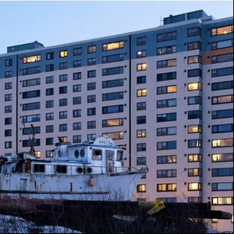 El increíble pueblo donde todos los habitantes viven en un mismo edificio