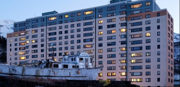 El increíble pueblo donde todos los habitantes viven en un mismo edificio