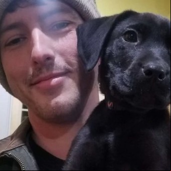 Un muchacho sordo adoptó un perro también sordo al que le enseñó el lenguaje de señas