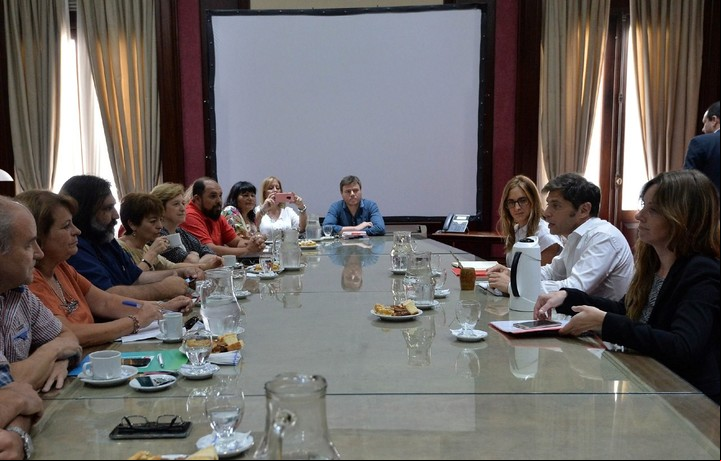 Axel Kicillof con sindicalistas docentes, en diciembre del año pasado.