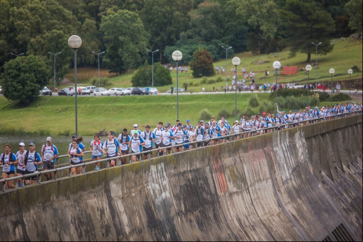 Los corredores del Cruce Tandilia, sobre el Dique del Fuerte, en Tandil.
Foto: Cruce Tandilia