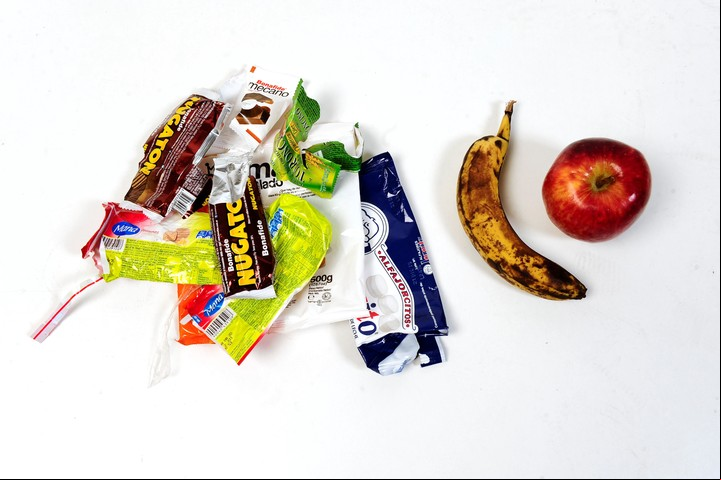 Frutas y frutos secos en la cartera son un buen reemplazo para golosinas y snacks, que generan basura plástica (Fernando de la Orden).