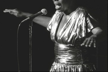 Cantar y contar la vida de Nina Simone, Elton John, Caetano Veloso, Johnny Cash y Brian Wilson