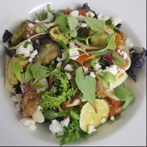 Ensalada de pasta y vegetales asados