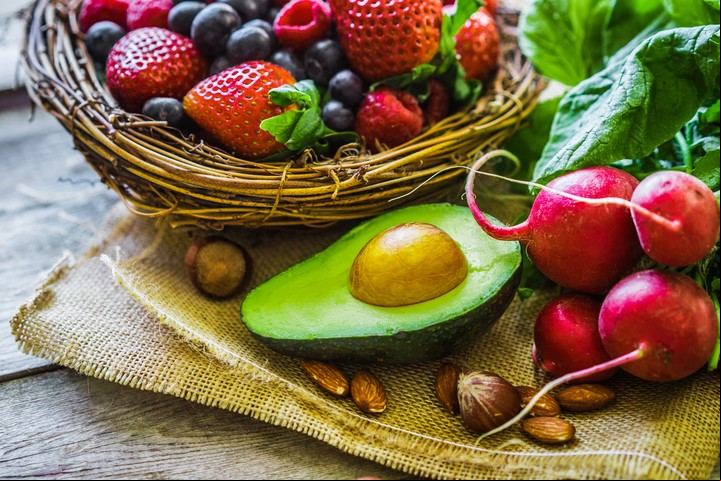 Palta, frutos rojos y frutos secos, alimentos incluidos en la dieta antiinflamatoria.
