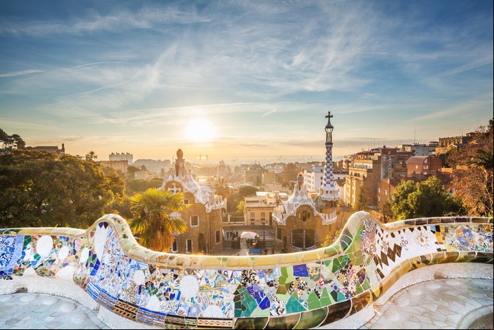 Barcelona combina su clima mediterráneo con un mercado laboral dinámico en turismo, diseño y hostelería. Foto: Shutterstock.