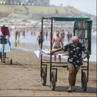 El lado B de la temporada récord: las playas están a tope, pero los turistas son "gasoleros" en la arena