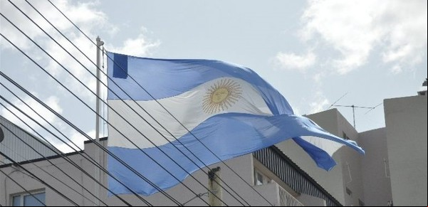 Polémica por la foto de una bandera argentina "emparchada": ¿puede ser remendada o no?