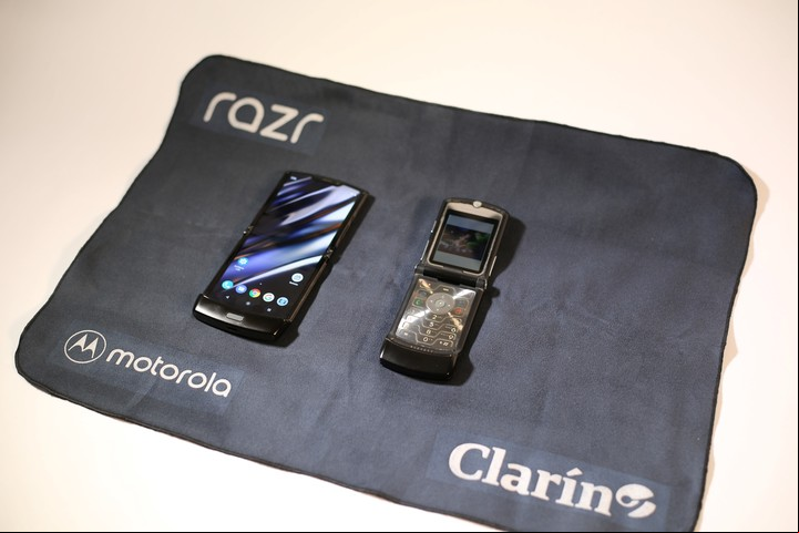 Los Motorola razr, el moderno y plegable de 2020 (der.) y el que inició la línea a comienzos del 2000.