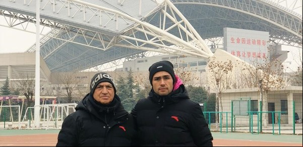 Dos argentinos trabajan en una escuela de fútbol en China y no le tienen miedo al coronavirus