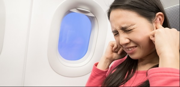 Cómo aliviar el dolor de oídos al viajar en avión