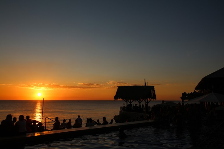 Nadie quiere perderse el atardecer en el Rick’s Café, en Negril (Shutterstock)