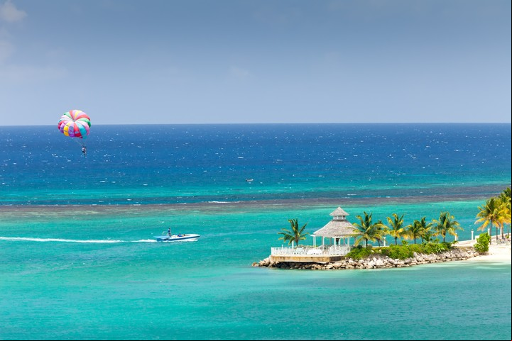 Una lancha tira a un un parapentista frente a la bahía de Ocho Ríos, en la costa norte de la isla (Shutterstock)