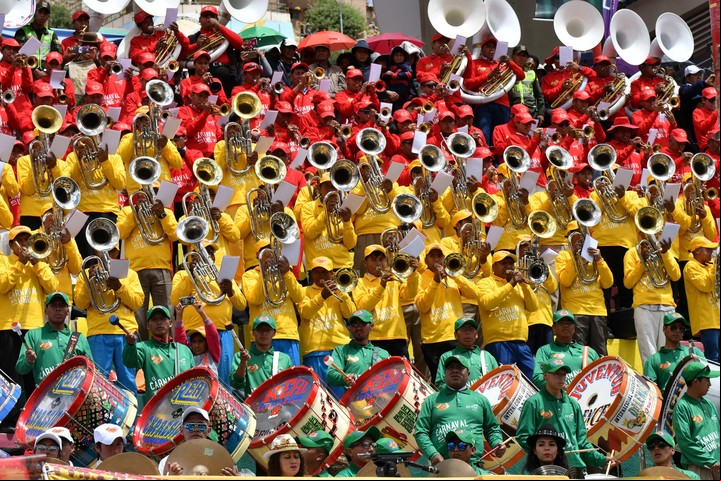 El festival de bandas, en Oruro. Más de 5000 músicos interpretan al unísono música nacional e internacional. Foto: EFE/Emilio Huascar.
