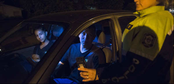 Midieron el papel del acompañante del conductor del auto: 7 de cada 10 dicen tener un rol activo