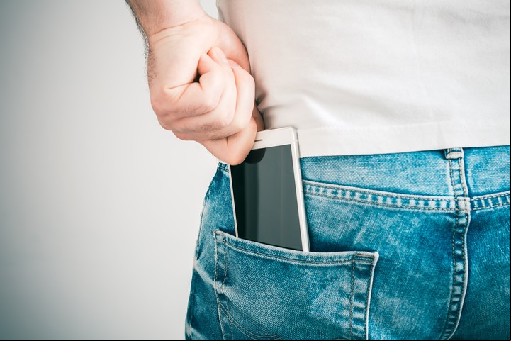 El pocketing puede deberse a lo que se llama "microcheating", es decir, hablarse con otras personas a espaldas de la pareja, o darles likes en redes sociales para mostrar interés. Foto: Shutterstock