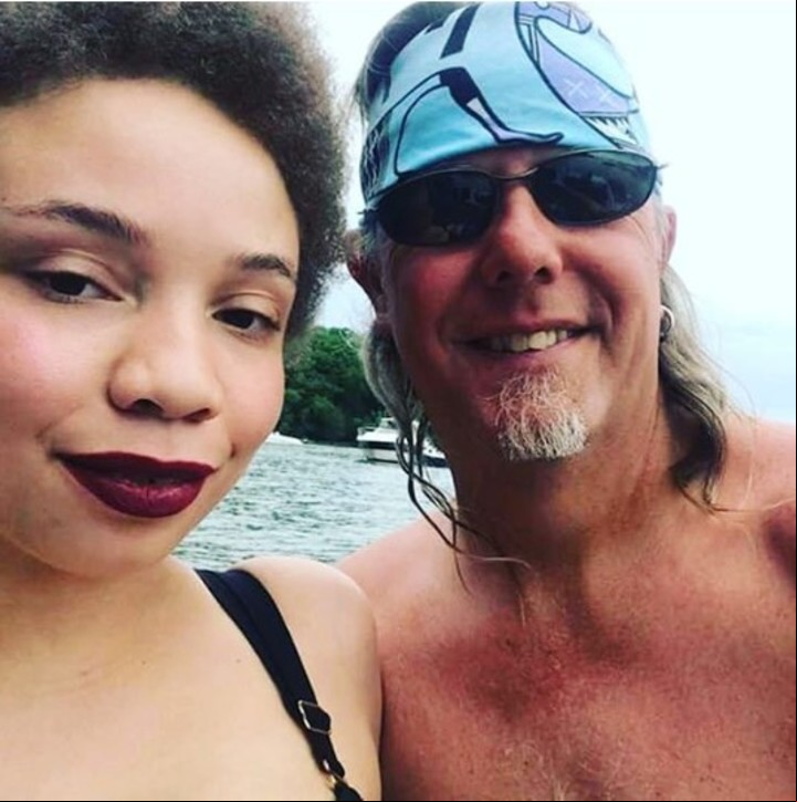 La chica está comprometida con Chuck Pankow, un jugador profesional de dardos que tiene...49 años de edad (Instagram).