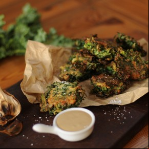 Buñuelos de kale con emulsión de ajo negro
