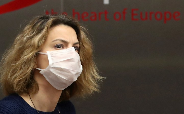 El barbijo solo deben usarlo las personas infectadas con coronavirus, ya que no sirve como medida de contención.