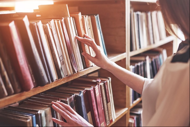 Una buena idea: empezar a leer todos juntos algún título y luego comentarlo.
Foto: Shutterstock