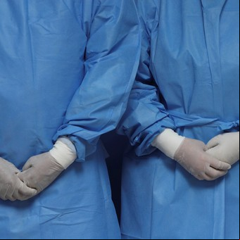 Coronavirus en Italia: la impactante foto de una enfermera exhausta luego de atender a más de 50 pacientes