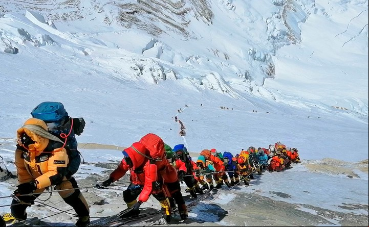 La imagen es del Everest, en mayo de 2019, cuando se generó un gran atascamiento y murió una decena de escaladores. Foto AP