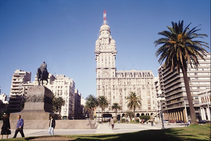 Montevideo, capital de Uruguay. Costo de vida alto y escasa oferta de viviendas.