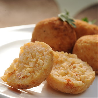Croquetas de arroz rellenas con jamón y queso