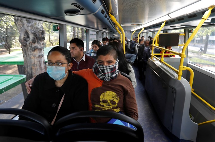 Día a día se implementan nuevas medidas preventivas para minimizar los riesgos del brote de la pandemia en la ciudad de México (foto de Marco Ugarte / AP).