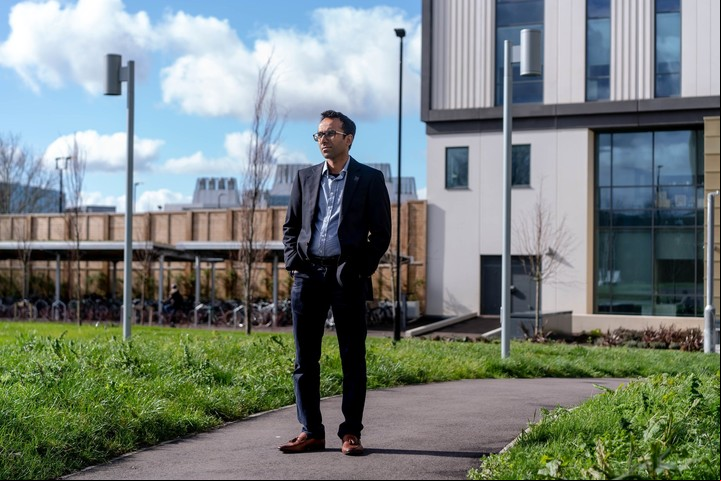 El Dr. Ravindra Gupta, un virólogo de la Universidad de Cambridge: "Creemos que esto es una cura ahora, porque ha pasado un año más y hemos hecho algunas pruebas más." (Andrew Testa para The New York Times)