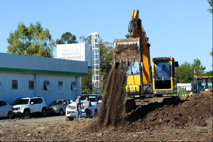 Los primeros días de obra en Hurlingham, junto al centro de salud Papa Francisco.