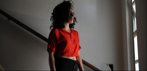 Escribe Leila Sucari: vivir el día a día en el ritmo de una novela distópica
