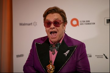 Elton John reveló la insólita razón por la cual no escribe las letras de sus canciones