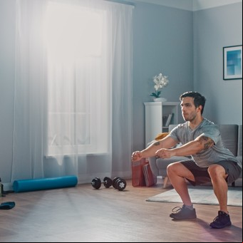 La rutina de ejercicios fáciles y rápidos para tonificar glúteos sin ir al gimnasio 
