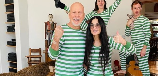 Demi Moore se muda con Bruce Willis y su actual mujer para cuidarlo por su demencia
