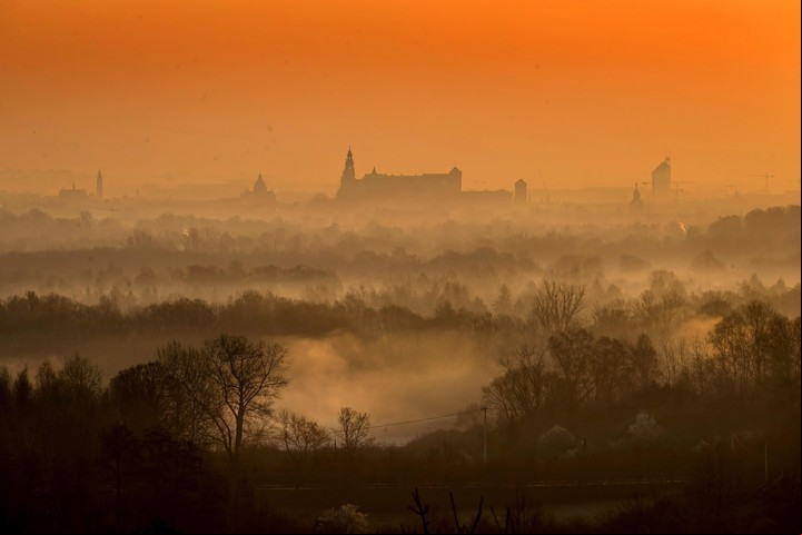 Amanece en la ciudad de Cracovia bajo una densa capa de contaminación (EFE).