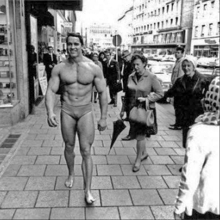 Retronaut. Arnold Schwarzenegger promocionando el fisicoculturismo por las calles, en Alemania, 1967.